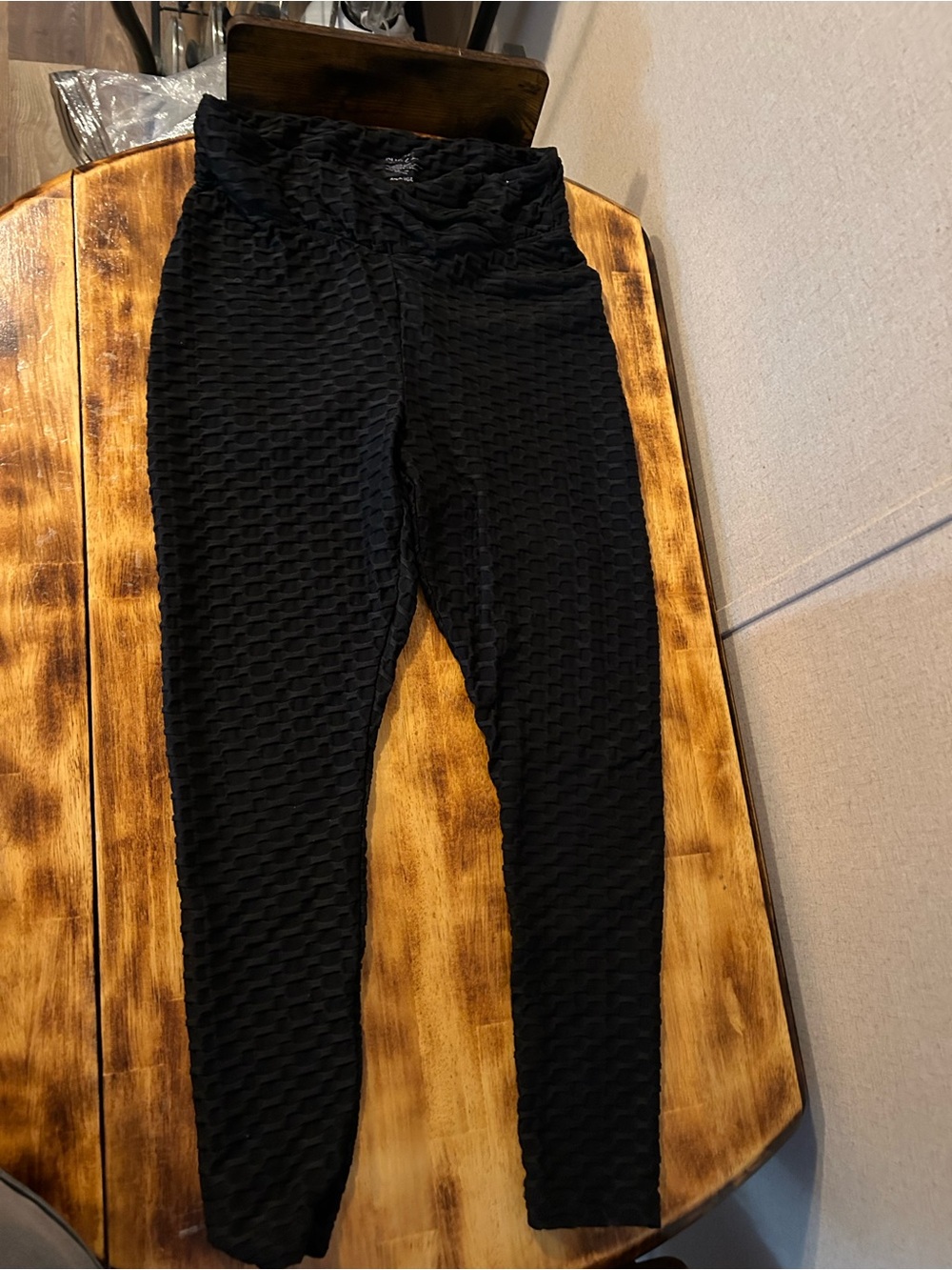 Women’s Black Textured Leggings Ruched butt honeycomb pattern
